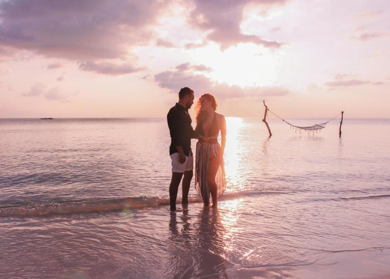 Furaveri Maldives - Complimentary Round-Trip Seaplane Transfer For Two For A Minimum Of 5 Nights Or More From May 1St To October 31St, 2025 Meedhoo  Exterior foto Sunset at the beach