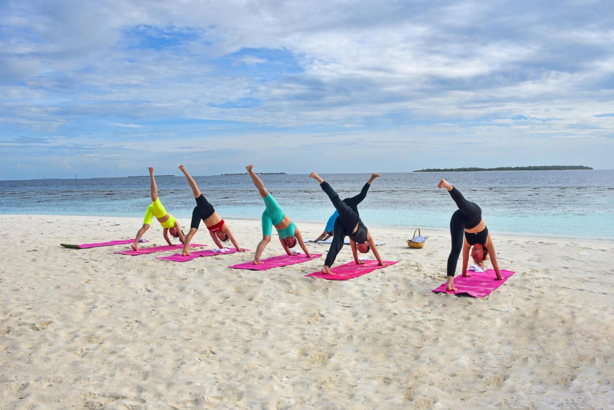 Furaveri Maldives - Complimentary Round-Trip Seaplane Transfer For Two For A Minimum Of 5 Nights Or More From May 1St To October 31St, 2025 Meedhoo  Exterior foto A yoga class on a beach
